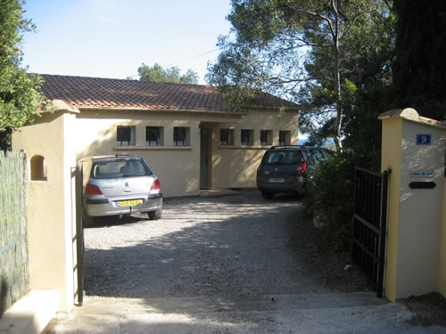 Parking et entree - Car park and villa entrance