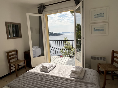 Chambre No 3 Lit double / double bed / 2 personnes