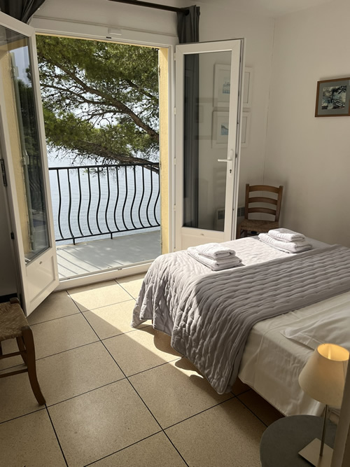 Chambre No 3 Lit double / double bed / 2 personnes